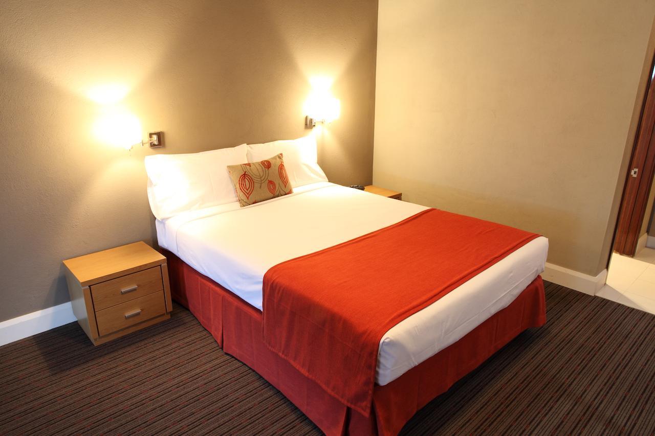 Rose & Crown Hotel Perth Room photo
